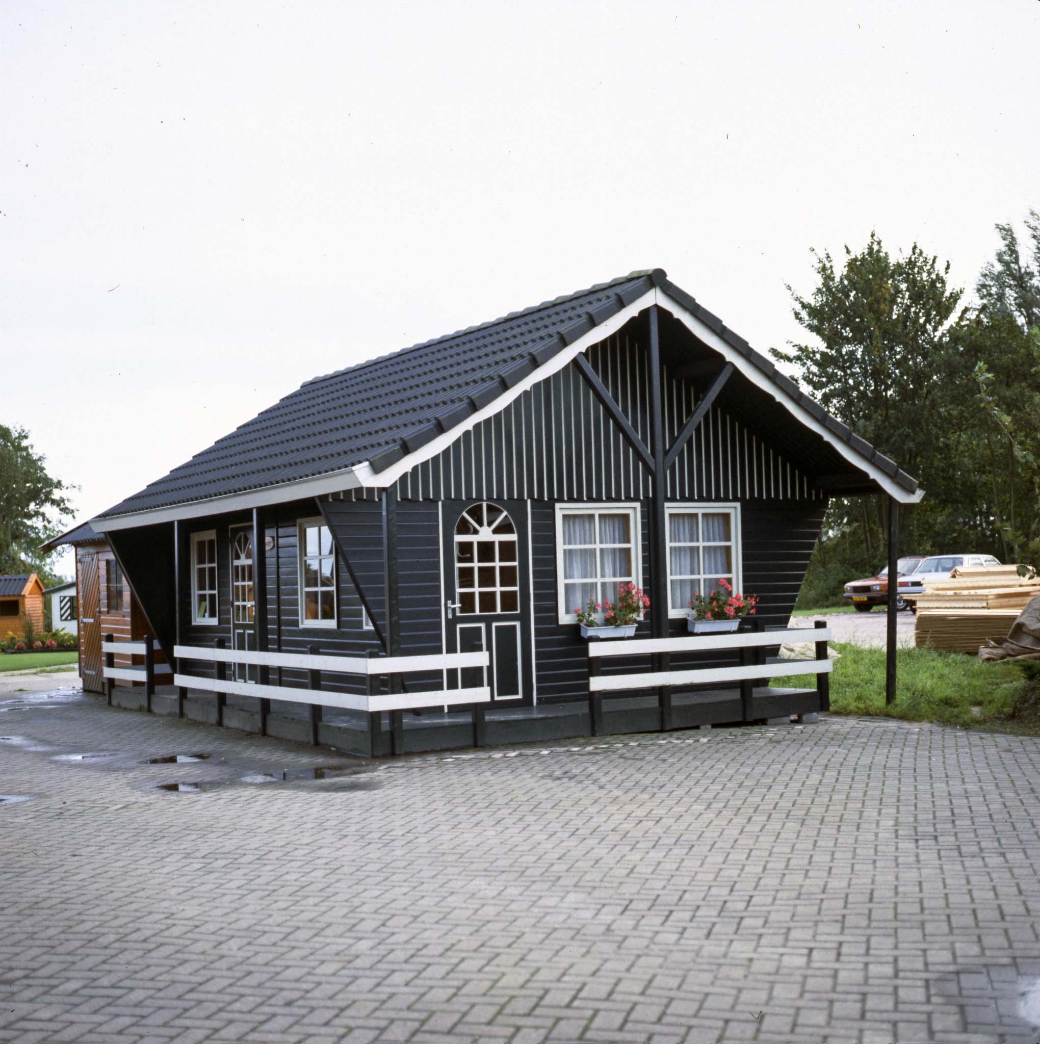 Houten recreatiehuisje met hekjes