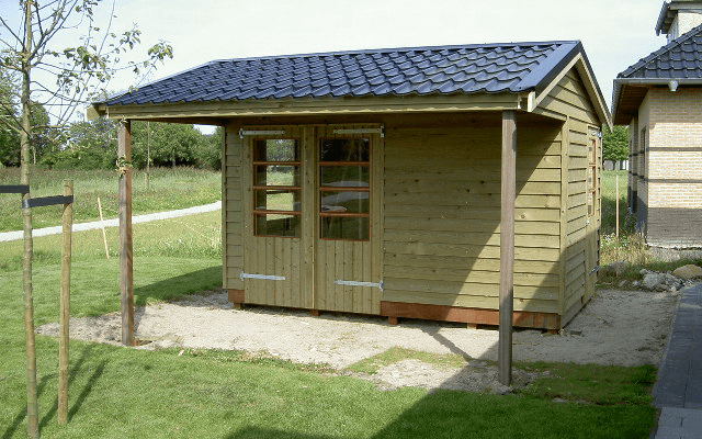 tuinhuis met overkapping van hout