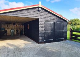 Berging met bijpassende carport geplaatst in Garsthuizen