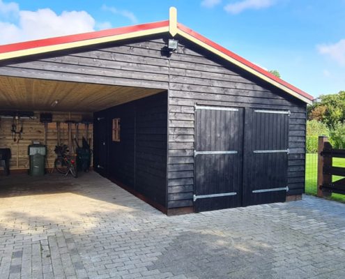 Berging met bijpassende carport geplaatst in Garsthuizen