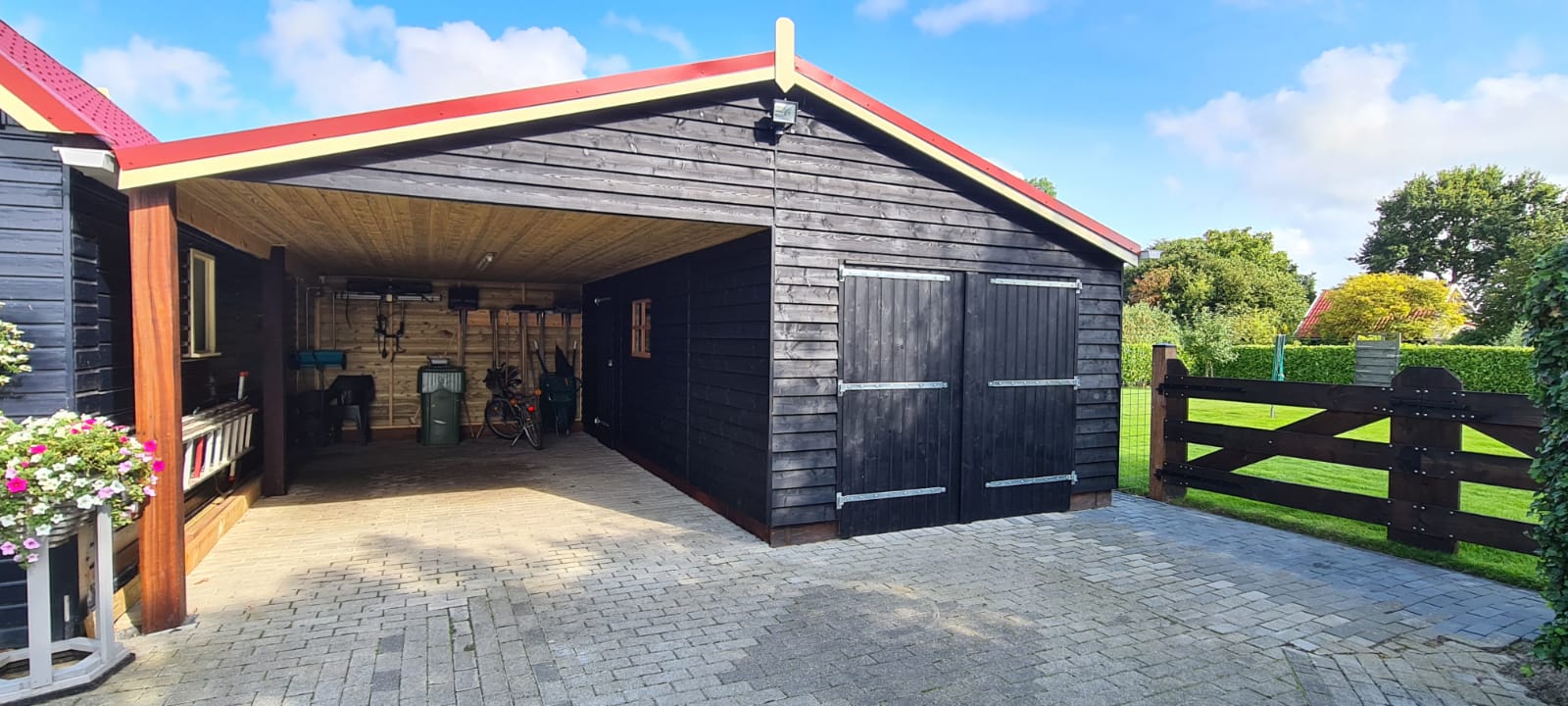 Berging met bijpassende carport geplaatst in Garsthuizen