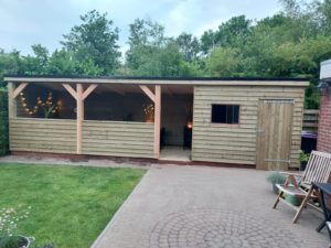 Berging met luxe overkapping in Buitenpost geplaatst