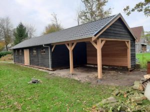 Berging met een grote overkapping geplaatst in Haulerwijk