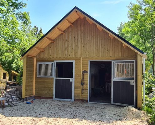 Bijgebouw met berging en paardenstal geplaatst in Boornebergum