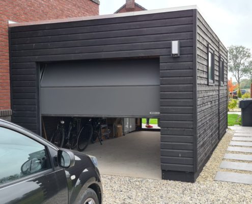 Aanbouw garage met een luxe berging