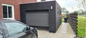 Moderne houten garage in de kleur zwart