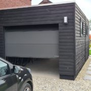 Moderne zwarte houten garage