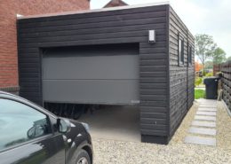 Moderne zwarte houten garage