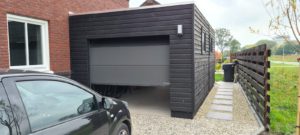 Moderne zwarte houten garage