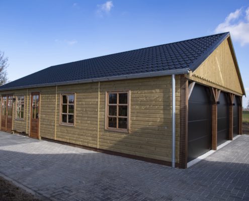 Houten berging met carport in Niekerk