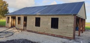 houten berging met carport en verblijfruimte