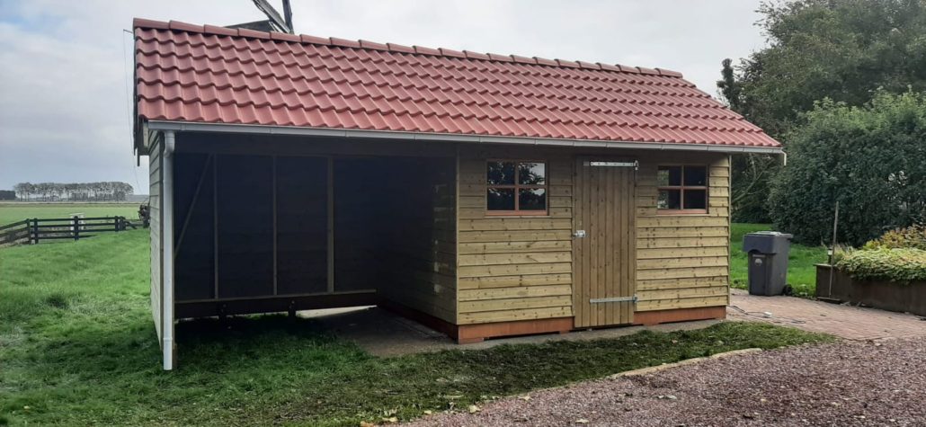 Tuinhuis met rode dakpannen