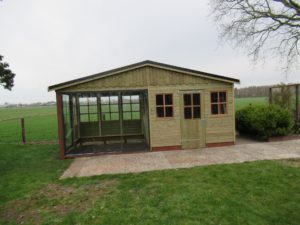 Berging met houten overkapping