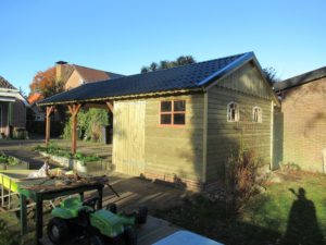 Houten berging met carport in Oldeholtpade zijkant
