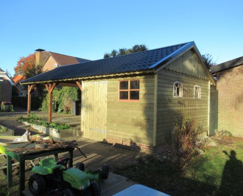 Houten berging met carport in Oldeholtpade zijkant