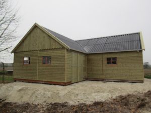 Houten garage met berging in l-vorm