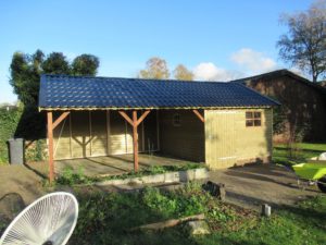 Houten berging met carport in Oldeholtpade