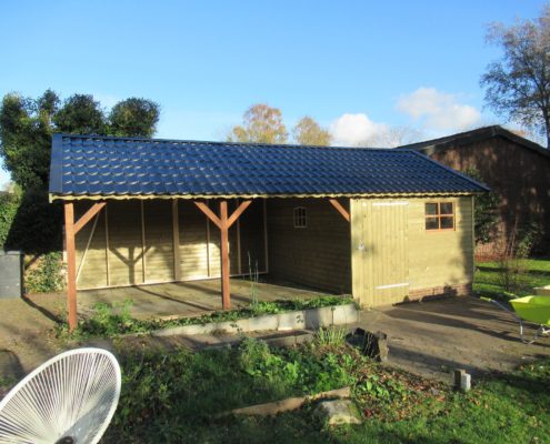 Houten berging met carport in Oldeholtpade