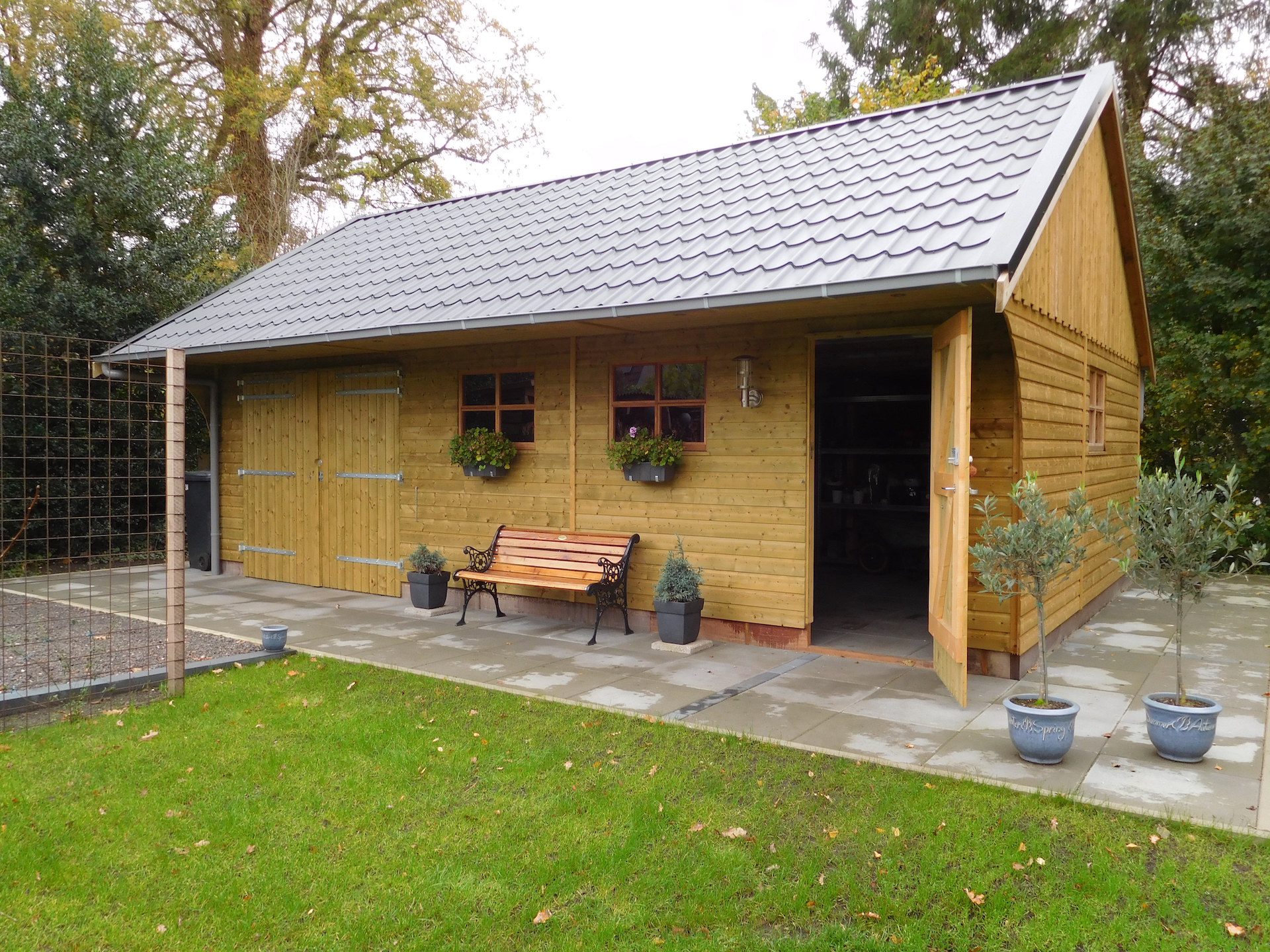 Houten berging met garage