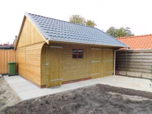 Houten berging met dakpannen