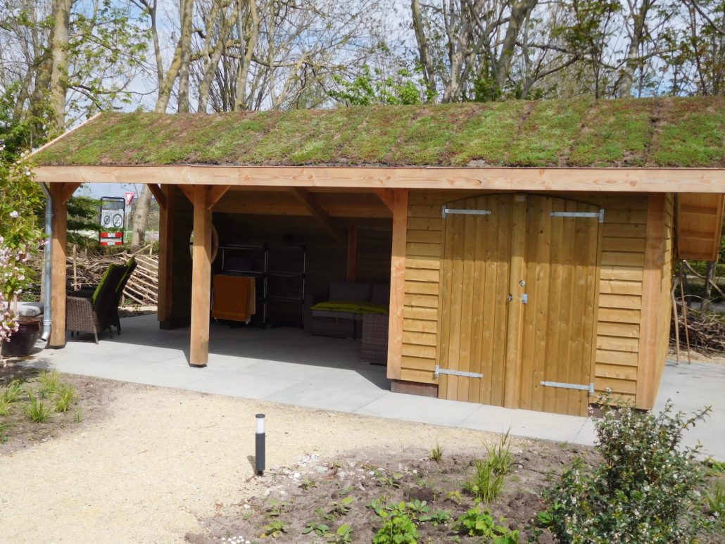 Houten tuinhuis met berging die voorzien is van een groendak van sedum