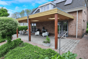 Terrasoverkapping van hout gemaakt door Houtbouw Hiemstra Twijzel