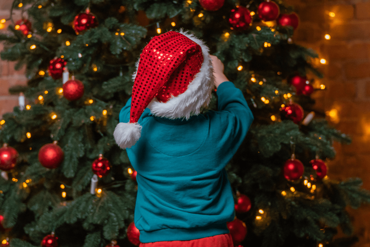 Kerstboom versieren in een houten tuinhuis