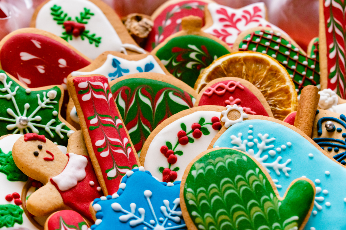 kerstkoekjes bakken in een houten tuinhuis