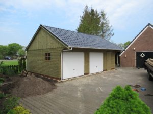 Berging van hout met twee witte deuren