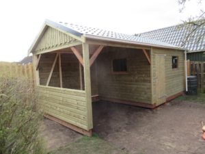 Houten berging met overkapping in Wergea