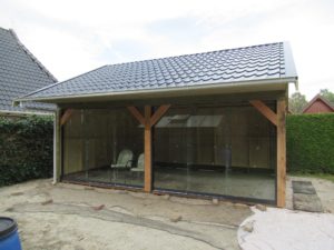 Houten berging met luifel