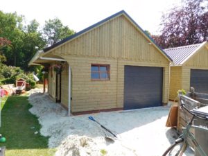 HGG 10 houten berging met overkapping in Hoogezand