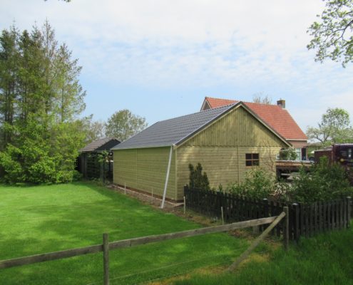 Houten berging achterkant HGG-10 in Steenwijkerwold