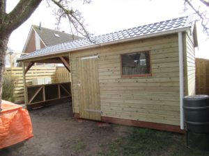 Houten berging met overkapping in Wergea geplaatst