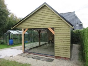 Houten berging met luifel en grote ramen