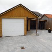 Houten garage met overkapping