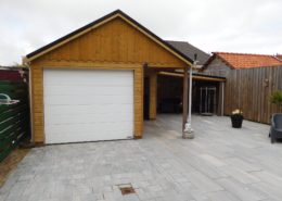 Houten garage met overkapping