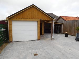 Houten garage met overkapping