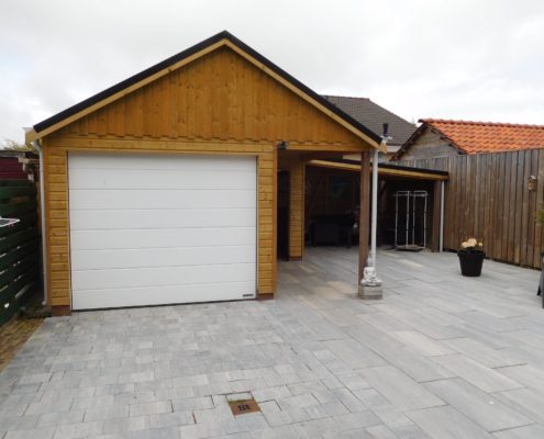 Houten garage met overkapping