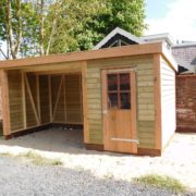 Houten berging met overkapping in Aldwâld