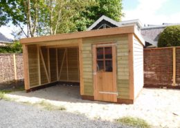 Houten berging met overkapping in Aldwâld