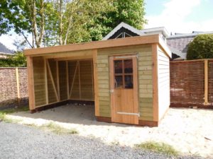 Houten berging met overkapping in Aldwâld