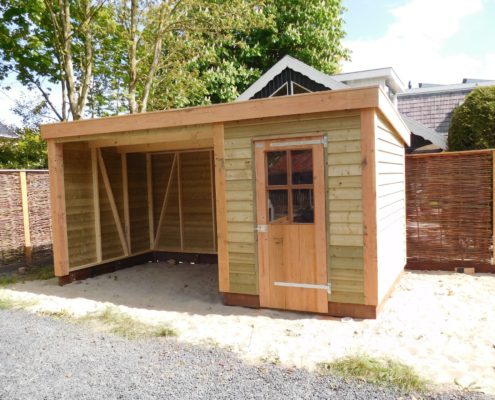 Houten berging met overkapping in Aldwâld